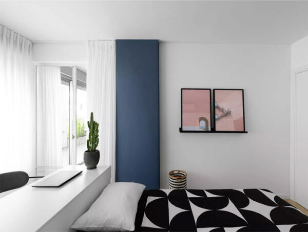 Акцент на яркие цветные в минималистской квартире в Израиле